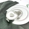 Borsa a tracolla a cuore con strass argento, elegante pochette da sera metallizzata. - Strass Forma Mela (Stile B3) / Argento