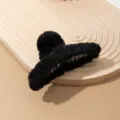 Primer plano detallado de la pinza de pelo de peluche negro, mostrando su textura suave y agarre. - Pinza de Felpa Extragrande (D-223) / 13cm / Negro