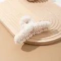Detalle de pinza de pelo de peluche, textura de piel sintética suave, estilo de invierno. - Pinza de Felpa Extragrande (D-223) / 13cm / Blanco Roto
