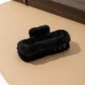 Primer plano detallado de la pinza de pelo de peluche negro con textura suave y elegante. - Pinza Cuadrada (D-224) / 13cm / Negro