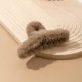Detalle de pinza de pelo peluda marron, accesorio de invierno de peluche para peinado diario. - Pinza de Felpa Extragrande (D-223) / 13cm / Café Oscuro