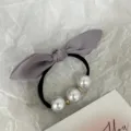 Chouchou perle noeud avec noeud en tissu gris, elastique a cheveux et design elegant pour femmes. - Gris