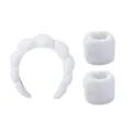 Nahaufnahme des flauschigen weißen Spa Stirnbands und passenden Handgelenksets. - Set aus Stirnband und Armbändern / Weiß