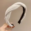 Cerchietto largo in ciniglia con denti, design intrecciato, elegante accessorio per capelli beige. - Bianco avorio