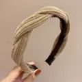 Dettaglio fascia per capelli in ciniglia intrecciata con texture e denti per uso quotidiano. - Kaki