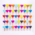 Pinzas de madera de colores con forma de corazon para decoracion de pared de fotos. - Pinzas de corazones / 50 uds