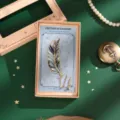 Squisito segnalibro in metallo a forma di piuma con elegante confezione regalo e cartoncino. - Piuma di Smeraldo (Confezione Regalo)