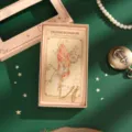 Squisito segnalibro in metallo a forma di piuma finitura oro rosa con catenina e confezione regalo. - Piuma di Sole Splendente (Confezione Regalo)