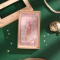 Squisito segnapibro in metallo con piuma e catenella delicata in elegante scatola regalo - Piuma della Stella Serale (Confezione Regalo)