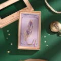 Squisito segnalibro in metallo con piuma e confezione regalo, carta viola e catenella. - Piuma d'Ametista (Confezione Regalo)