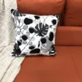 Vue rapprochée détaillée d'une housse de coussin en chenille à motif de feuilles. - 44*44cm / Noir