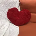 Vue de détail d'un coussin en peluche rouge en forme de cœur, texture confortable en chenille. - 50*40cm / Rouge