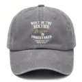 Primo piano dettaglio cappello dad vintage lavato grigio con design stampa testo. - Adulto 56-60cm Regolabile / Grigio