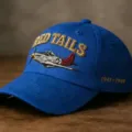 Cappellino da baseball retro in cotone blu con aereo ricamato e design Red Tails. - Blu zaffiro
