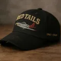 Cappellino da baseball nero in cotone con ricamo aereo Red Tails in stile vintage. - Nero