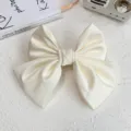 Molletta per capelli con fiocco in raso color crema, clip a molla elegante e raffinata per acconciature. - Mollette a molla / Bianco Sporco (D-024)