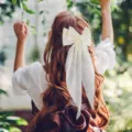 Pince à cheveux élégante en satin blanc avec nœud papillon pour femme, accessoire coiffure. - Beige
