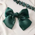 Élégante pince à cheveux nœud en satin vert foncé pour femme, accessoire rétro minimaliste. - Style Pince à Ressort (D-024) / Vert Foncé