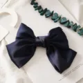 Pince à cheveux nœud en satin bleu marine pour femmes, accessoire élégant en tissu. - Style Pince à Ressort (D-024) / Bleu Marine