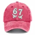 Vista dettagliata del berretto da baseball rosso slavato con numero 67 e stampa a mano. - Adulto 56-60cm Regolabile / Rosso anguria