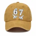 Cappellino da baseball kaki slavato in stile vintage con numero 67 e stampa di guanti. - Adulto 56-60cm Regolabile / Curcuma