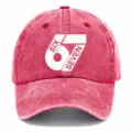 Primo piano molto dettagliato della stampa grafica sul cappellino da baseball rosso. - Adulto 56-60cm Regolabile / Rosso anguria