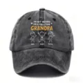 Dettaglio del cappellino da baseball grigio con stampa personalizzata e simpatici disegni. - Adulto 56-60cm Regolabile / Modello Personalizzato 3