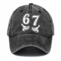 Cappellino da baseball nero vintage slavato con numero 67 e grafica di mani in stile cartoon. - Adulto 56-60cm Regolabile / Nero