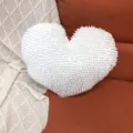 Vue de détail coussin en forme de coeur blanc, oreiller chenille doux pour canapé de salon. - 50*40cm / Blanc