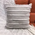Housse de coussin grise en fausse fourrure texturee, taie doreiller pelucheuse pour salon canape. - Gris clair