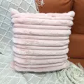 Housse de coussin pelucheuse en fausse fourrure rayée rose pour canapé et chambre. - Rose