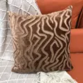 Housse de coussin en velours marron élégante avec un beau motif texturé pour le salon. - 44 x 44 cm simple face (sans rembourrage) / Couleur caramel