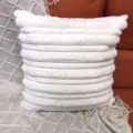 Housse de coussin rayée en fausse fourrure de lapin blanche oreiller moelleux pour canapé. - Blanc