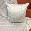 Housse de coussin motif feuille pour canapé salon décoration d'intérieur élégante - 44x44 cm double face (insert non inclus) / Blanc Cassé