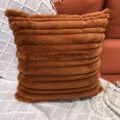 Coussin décoratif marron en fausse fourrure douce avec des rayures pour canapé et chambre. - Orange