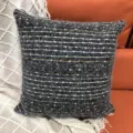 Strukturierter dunkelgrauer Kissenbezug mit bunten Streifen und Punkten für gemütliches Sofa. - 44 x 44 cm einseitig (ohne Füllung) / Grau