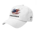 Berretto da baseball bianco dettaglio con stampa bandiera USA, scritta FREEDOM e croce. - Bianco