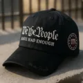 Primo piano di un cappellino da baseball nero con testo gotico ricamato e stemma patriottico. - Adulto 56-60cm Regolabile / Nero
