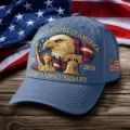 Primo piano dettagliato del ricamo patriottico con aquila sul cappellino da baseball blu. - Adulto 56-60cm Regolabile / Azzurro