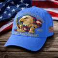 Vista dettagliata del cappello da baseball in cotone da uomo con ricamo patriottico USA 250. - Adulto 56-60cm Regolabile / Blu zaffiro