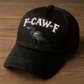 Vista di dettaglio che mostra il ricamo nero del corvo F-CAW-F sul cappello da baseball. - Adulto 56-60cm Regolabile / Nero