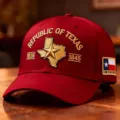Vista dettagliata del berretto da baseball commemorativo del Texas rosso con ricamo fine. - Adulto 56-60cm Regolabile / Rosso