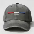 Dettaglio ravvicinato del berretto da baseball grigio scuro slavato con ricamo tricolore. - Adulto 56-60cm Regolabile / Grigio