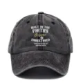 Vista di dettaglio berretto da baseball slavato vintage, dad hat nera vintage con slogan stampato. - Nero