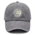 Primo piano del dettaglio con grafica vintage di sole e luna su berretto da baseball grigio. - Adulto 56-60cm Regolabile / Grigio