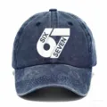 Berretto da baseball blu vintage slavato con stampa bianca numero 67 e lettere per esterni. - Adulto 56-60cm Regolabile / Blu navy