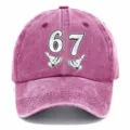 Berretto da baseball vintage rosa slavato con numero 67 e stampa di mani di cartone animato. - Adulto 56-60cm Regolabile / Rosa