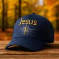 Vista di dettaglio del berretto da baseball blu scuro con ricamo Jesus e croce luminosa. - Adulto 56-60cm Regolabile / Blu Marino