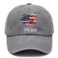 Cappellino da baseball in cotone lavato con bandiera americana ricamata e anno 1776-2026. - Adulto 56-60cm Regolabile / Grigio