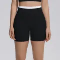 Détail du short de yoga taille haute contrasté, legging court de sport élastique et moulant. - S / Bas / Noir Premium